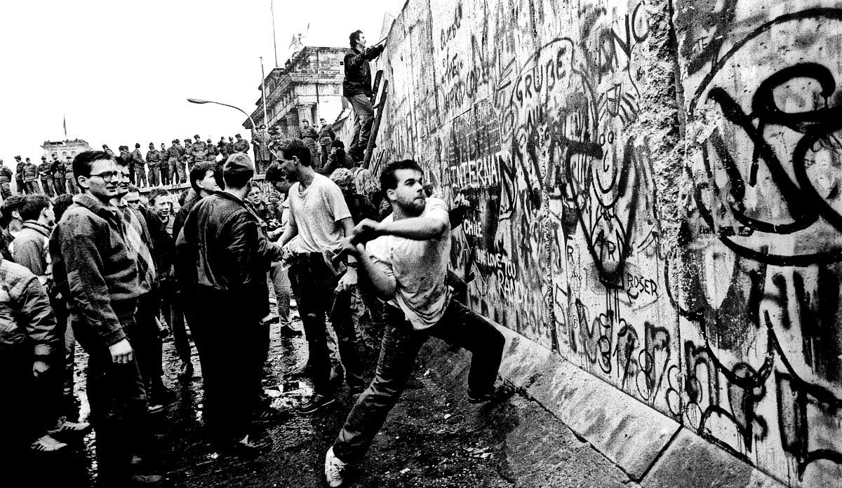 Το τείχος του Βερολίνου πέφτει από ένα… λάθος!