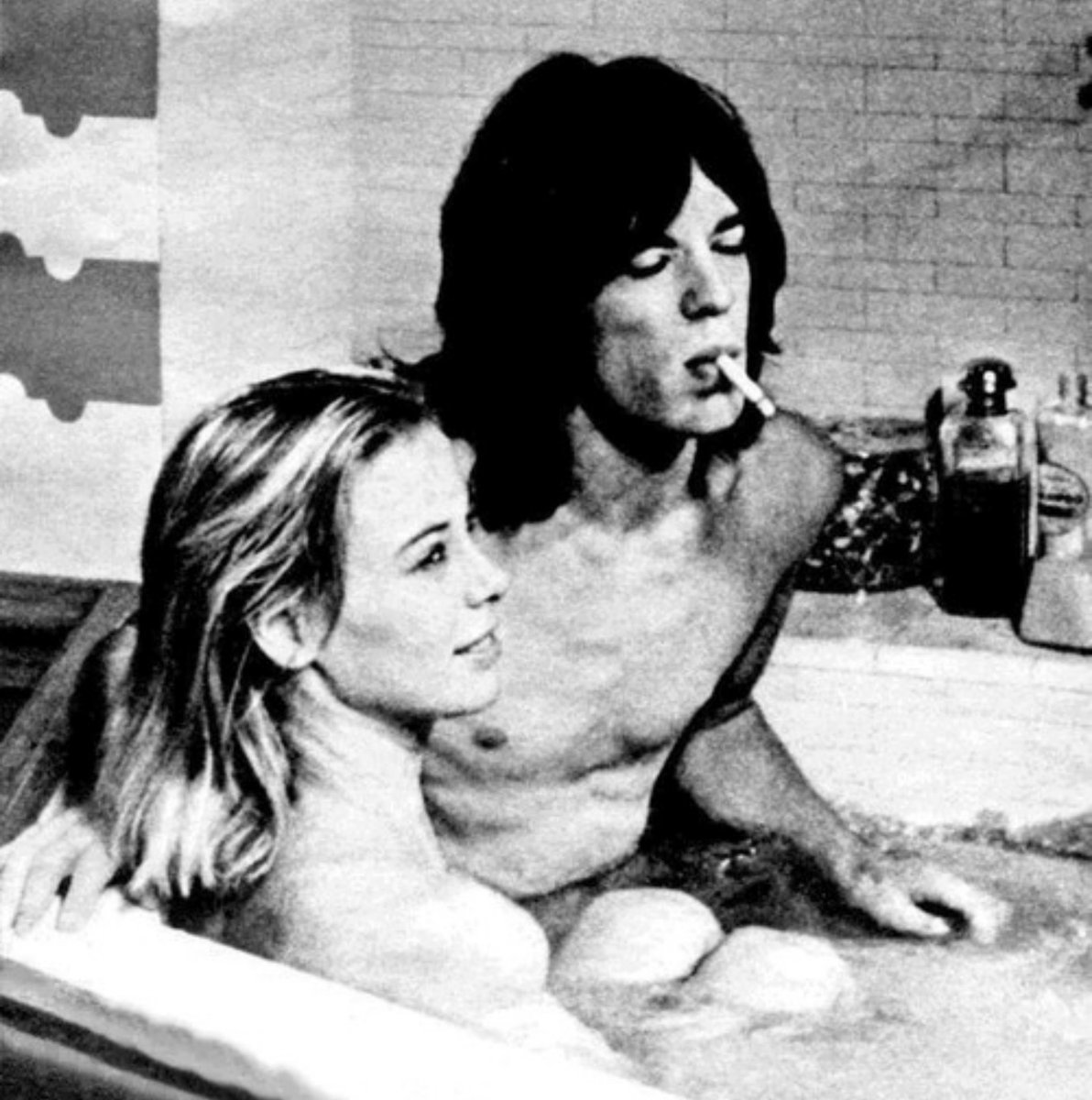 Sex, drugs and… suicide! – Ο Mick Jagger, τα χάπια και οι καταραμένες γυναίκες του