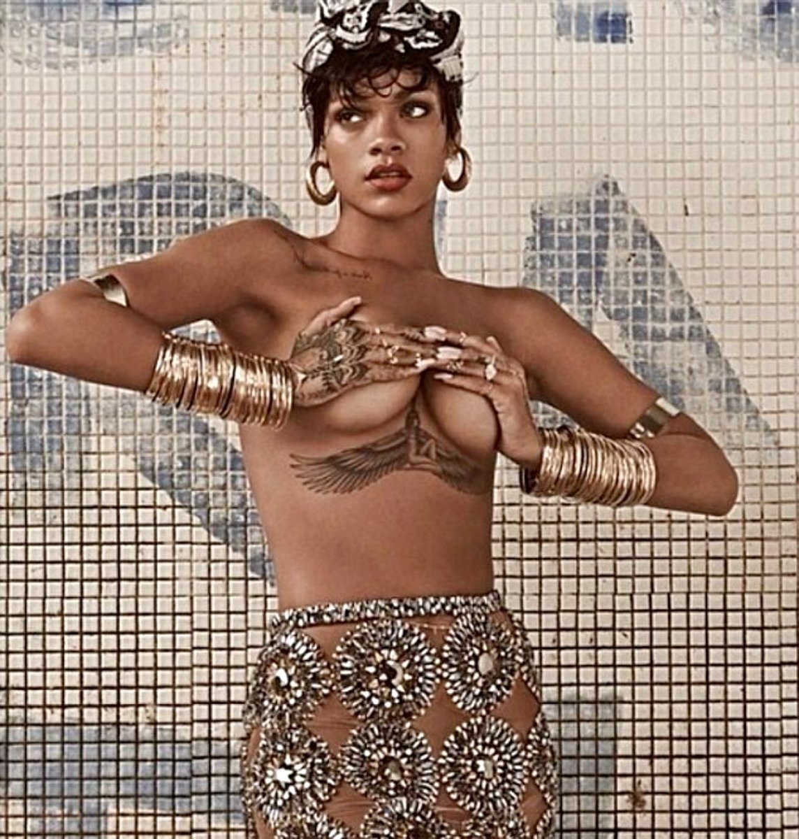 Η νέα καυτή φωτογράφηση της Rihanna αναστατώνει τη Βραζιλία