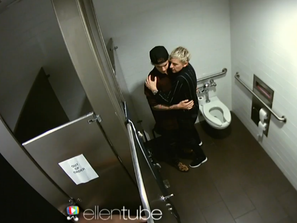 Bieber και Ellen deGeneres, σαλιαρίζουν στην τουαλέτα! (video)