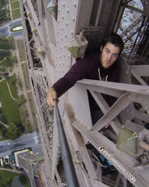 WTF | Ο τύπος σκαρφάλωσε στον Πύργο του Άιφελ
