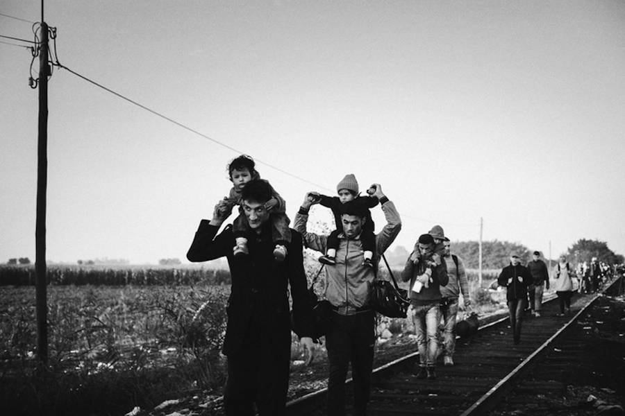 Photo.Bomb | Οδοιπορικό με τους πρόσφυγες σε ασπρόμαυρο φόντο