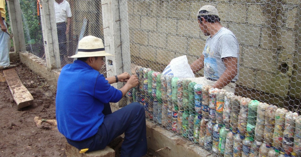 Ένα ολόκληρο χωριό φτιαγμένο από πλαστικά μπουκάλια!
