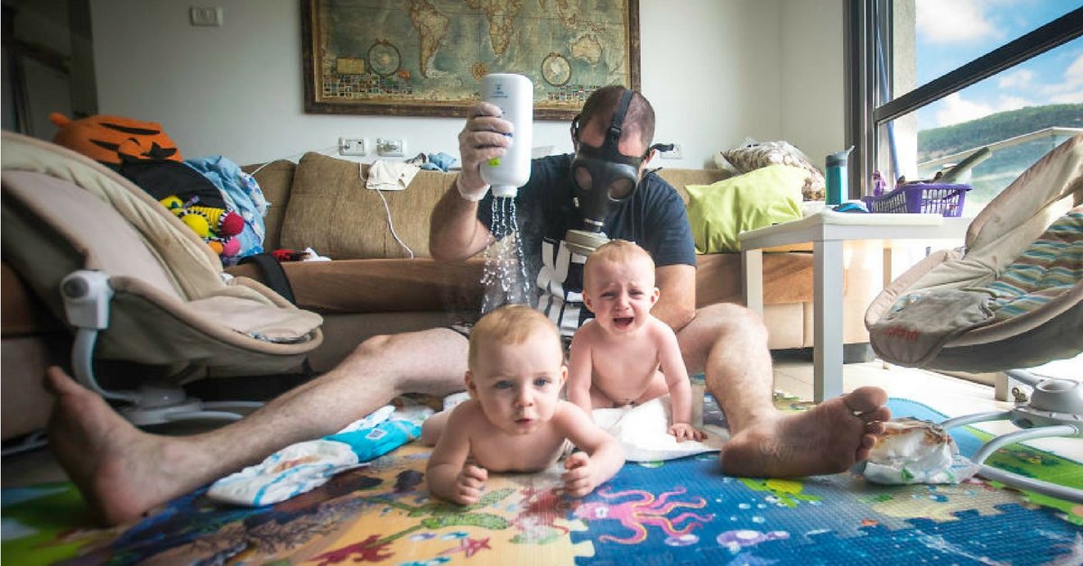 Πατέρας φωτογραφίζει τα δίδυμα πιτσιρίκια του στα πιο τρελά σημεία του σπιτιού