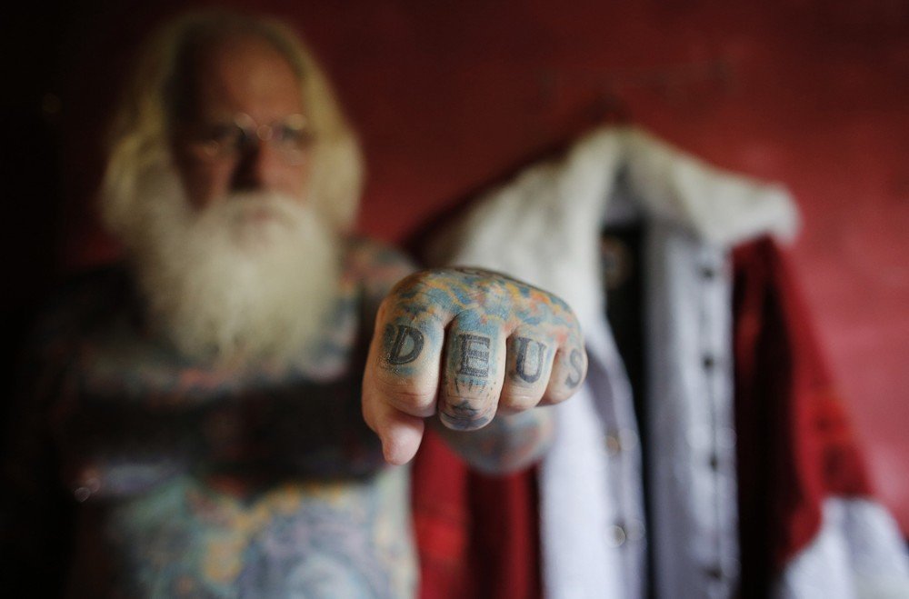 Ένας Άγιος Βασίλης, γεμάτος τατουάζ