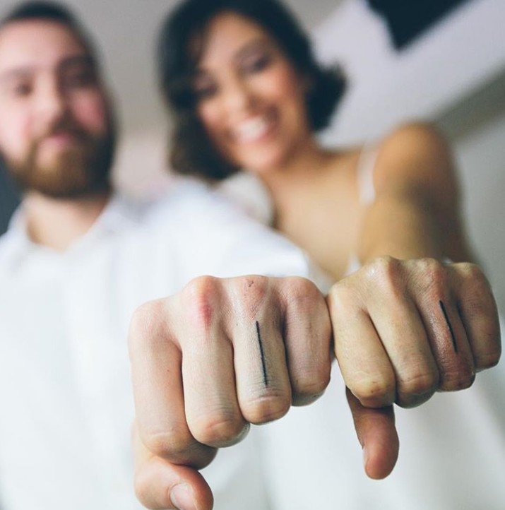 12 φρεσκοπαντρεμένα ζευγάρια που αντί για δαχτυλίδι “πέρασαν” τατουάζ