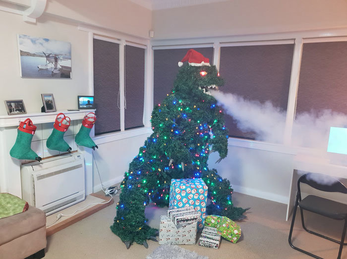 Πήρε χριστουγεννιάτικο δέντρο, κι έφτιαξε δράκο που ξερνάει καπνούς!
