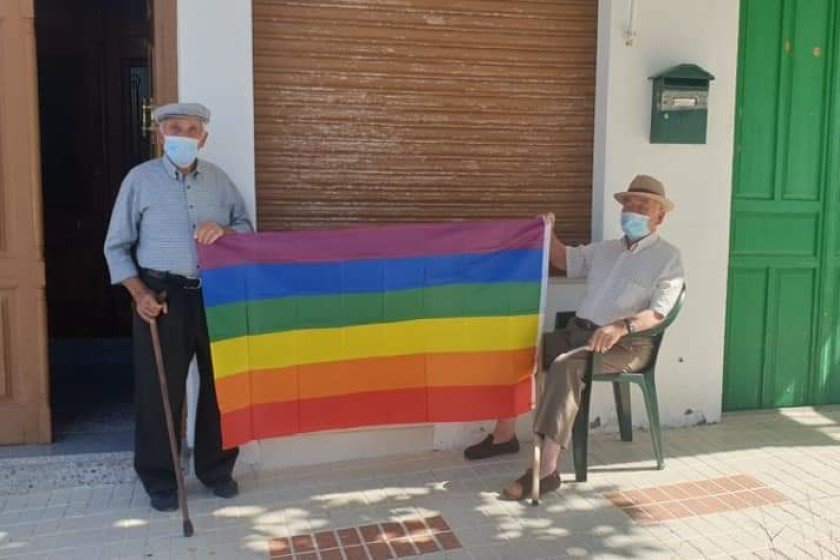 Σε ένα χωριό στη Μάλαγα το “ουράνιο τόξο” νίκησε την ομοφοβία γιατί δεν μπορούσε να χάσει