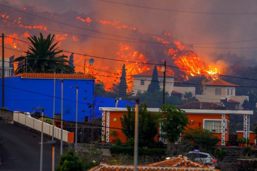 Φτάνει πια: η λάβα από την έκρηξη ηφαιστείου στη Λα Πάλμα καταστρέφει σπίτια
