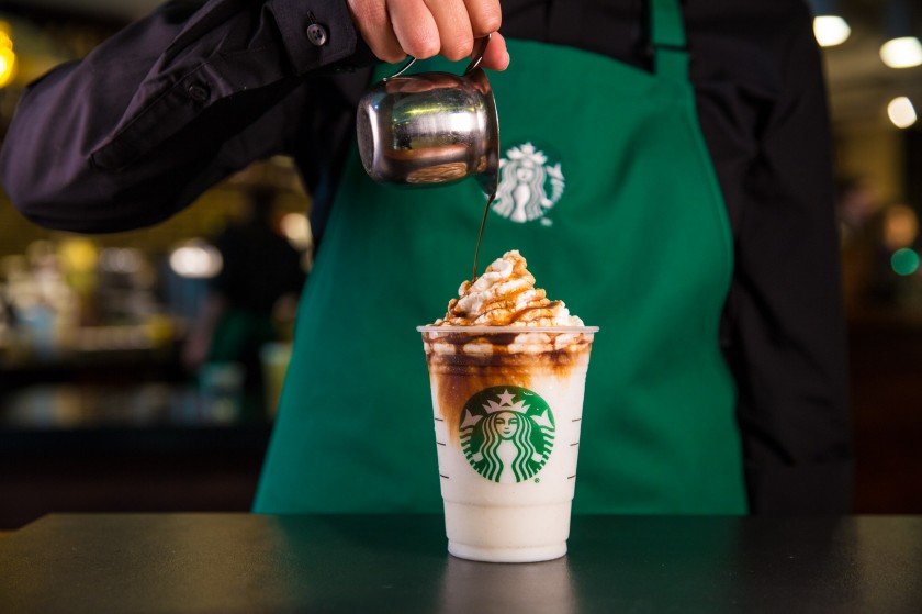 Ο CEO των Starbucks ρίχνει στους άστεγους το φταίξιμο για το κλείσιμο των καταστημάτων