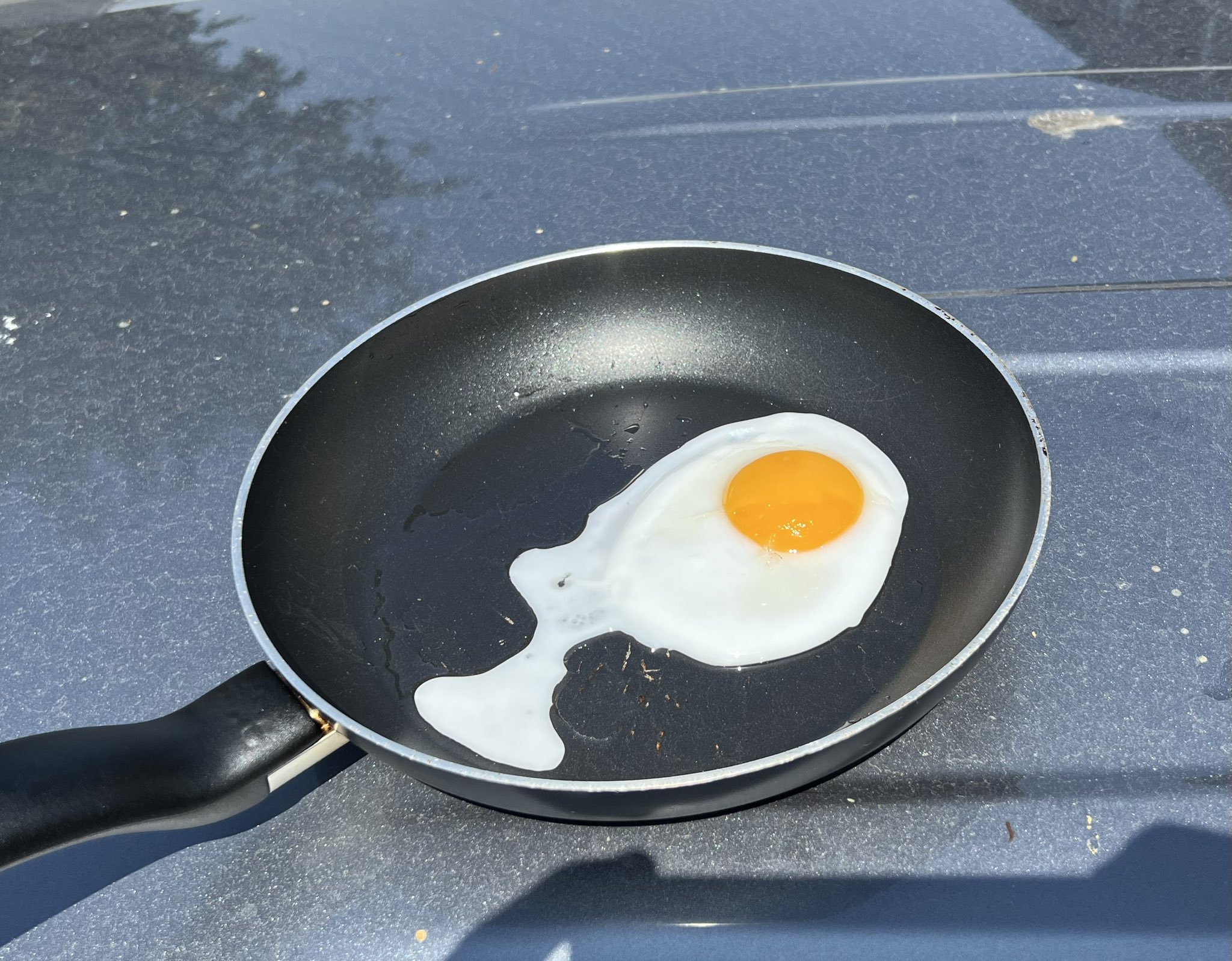 Τους 84 βαθμούς φτάνει η θερμοκρασία στα αυτοκίνητα, αβγά πάνω στα καπό αφήνουν οι Έλληνες