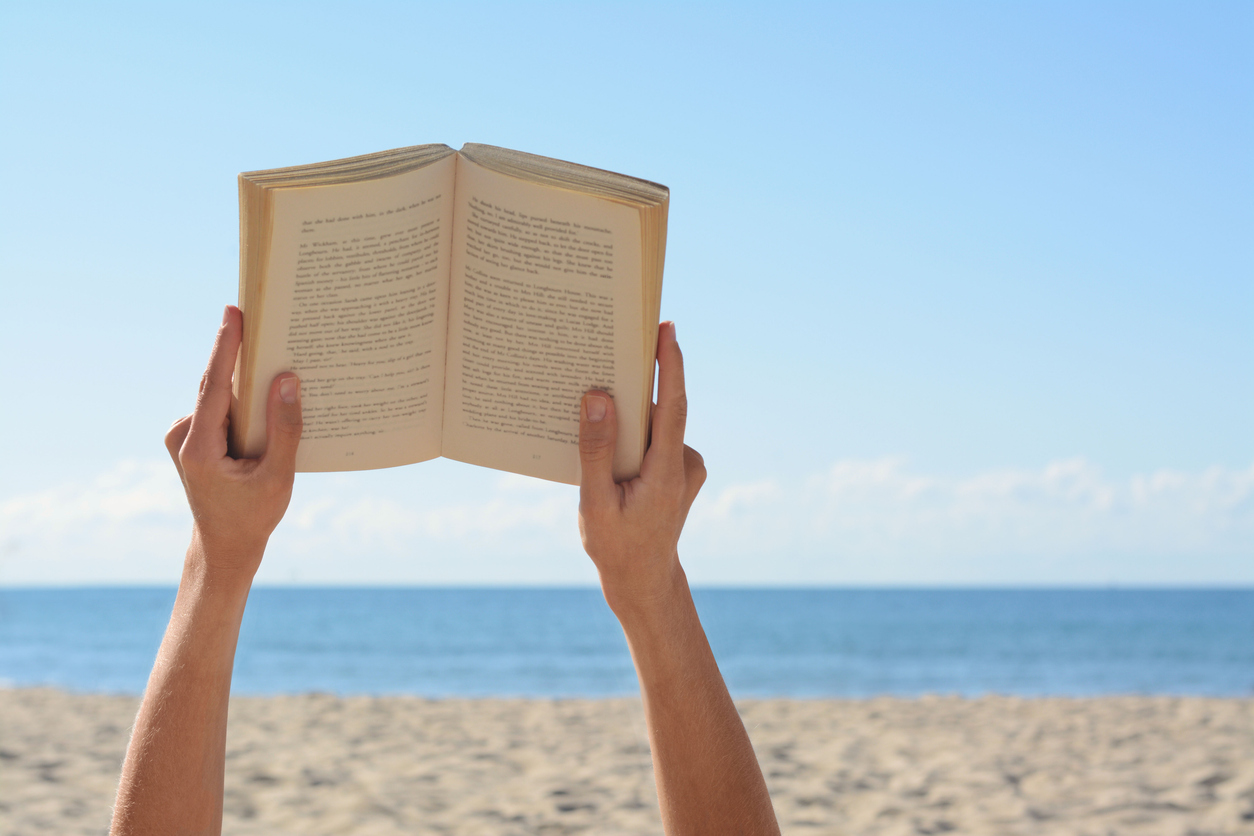 5 πικρές αλήθειες για όσους «διαβάζουν» βιβλία στην παραλία