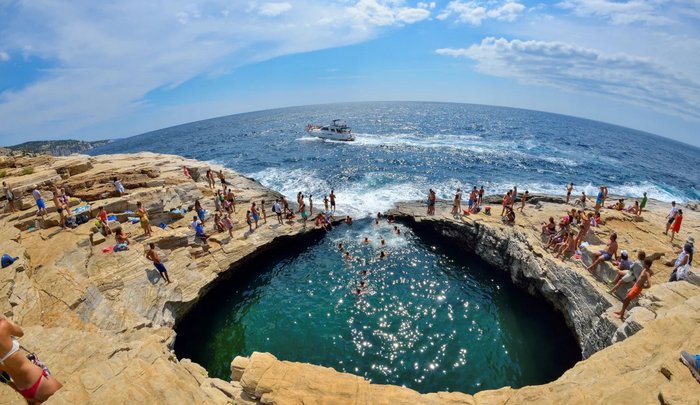 Το ελληνικό νησί με την λίμνη μέσα στον βράχο