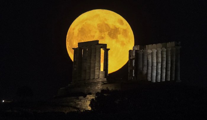 Η πανσέληνος του Αυγούστου μέσα από 11 φωτογραφίες 