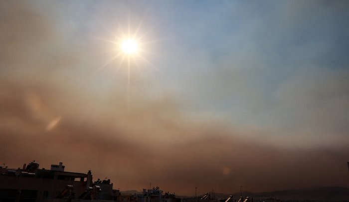 Βίντεο δείχνει τον καπνό που έχει καλύψει την Ελλάδα