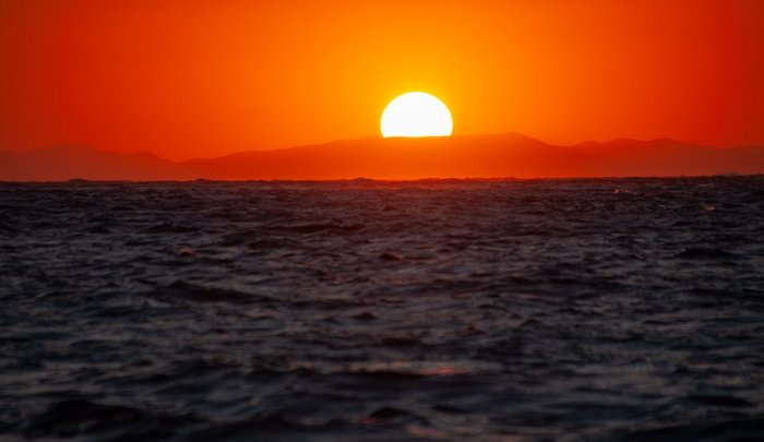 Το ηλιοβασίλεμα στην Πάρο είναι η καλύτερη στιγμή για Parties και έχουμε τις αποδείξεις