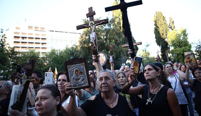 Σταυροί, εικόνες και μασόνοι: Η συγκέντρωση στο Σύνταγμα για τις νέες ταυτότητες σε φωτογραφίες