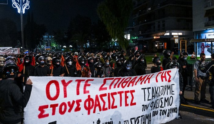 Ακροδεξιοί προσπάθησαν να κάψουν κόσμο σε βαγόνια του ΗΣΑΠ