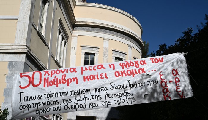 15% των Ελλήνων προτιμάει δικτατορία γιατί «έκαναν έργα» και πέσαμε από τα σύννεφα