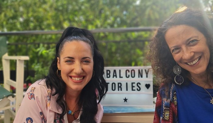 Στο «Balcony Stories» γυναίκες φωτογραφίζονται στα μπαλκόνια τους και μοιράζονται την ιστορία τους