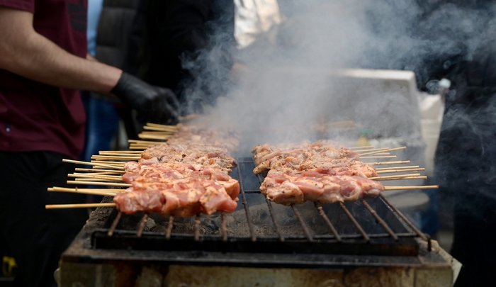 Μη βαράτε, αλλά η Τσικνοπέμπτη πρέπει να καταργηθεί