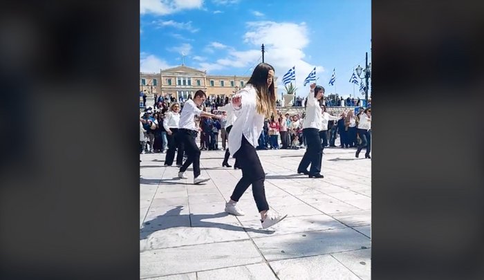 Για κάποιο λόγο, μαθητές μεράκλωσαν και χόρεψαν Οικονομόπουλο στο Σύνταγμα μετά την παρέλαση