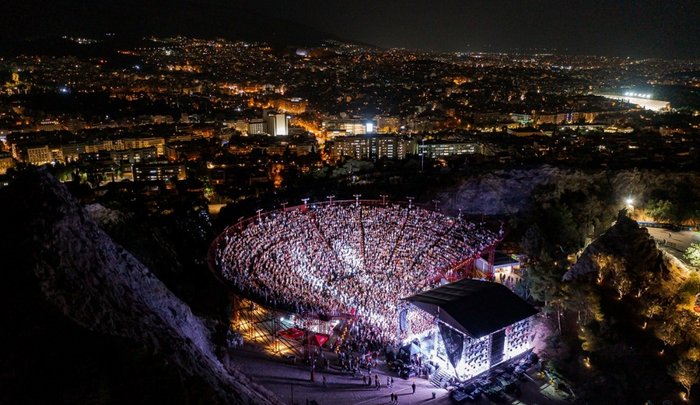 Τα βράδια μας στον λόφο: Όλες οι συναυλίες στον Λυκαβηττό, που θα μας βρουν να χορεύουμε ξέφρενα