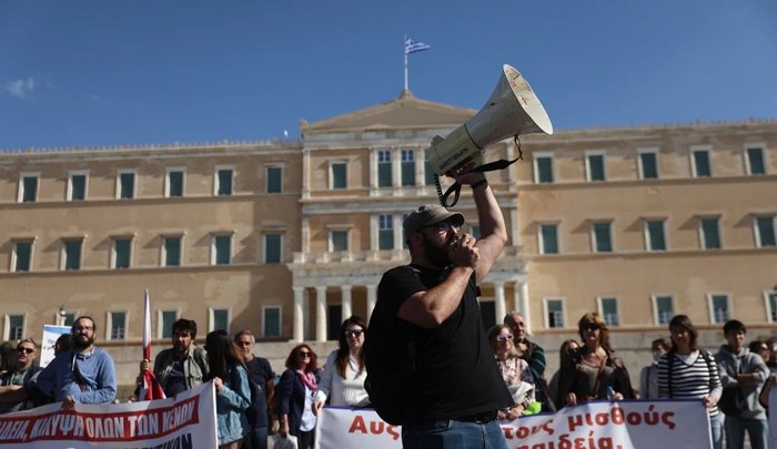 Η κυβέρνηση δεν θέλει καμία απεργία και βρήκε τον τρόπο να τις σταματάει, κάνοντας το Σύνταγμα “ραβασάκι” κατά πως την “βολεύει”.