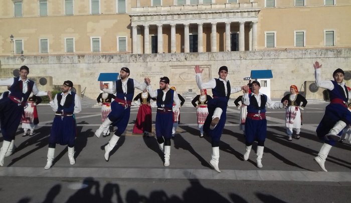 Ιδέες δεν βάζουμε, αλλά μήπως να το ρίξουν στο χορό και οι Έλληνες βουλευτές όπως οι Νεοζηλανδοί με τη χάκα στο κοινοβούλιό τους;