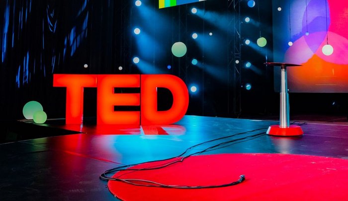 Ξέρουμε ποια TED Talks πρέπει να ακούσεις για να αλλάξεις ριζικά τη ζωή σου προς το καλύτερο