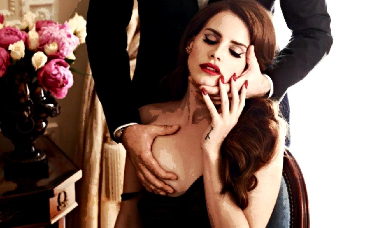 Η Lana Del Rey, η Παναγία και το… γυμνό