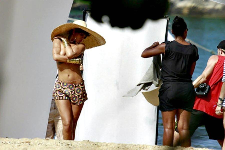 Στα παρασκήνια της topless φωτογράφησης της Rihanna στο Rio de Janeiro