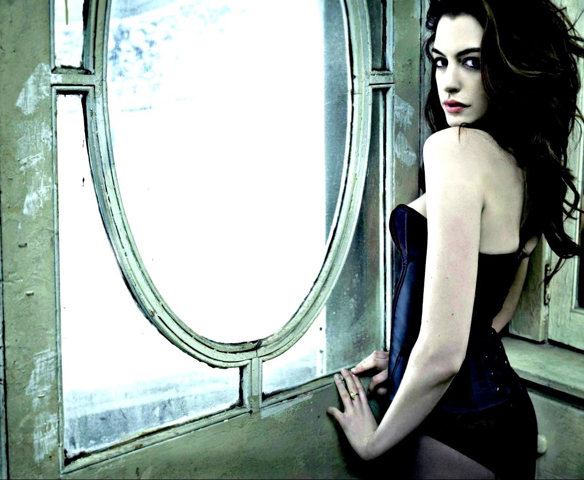 Anne Hathaway: Από τα Prada στην ολόσωμη (και εντελώς κολλητή) μαύρη φόρμα της Batwoman