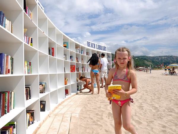 Δανειστικές βιβλιοθήκες στις παραλίες του κόσμου (photos)