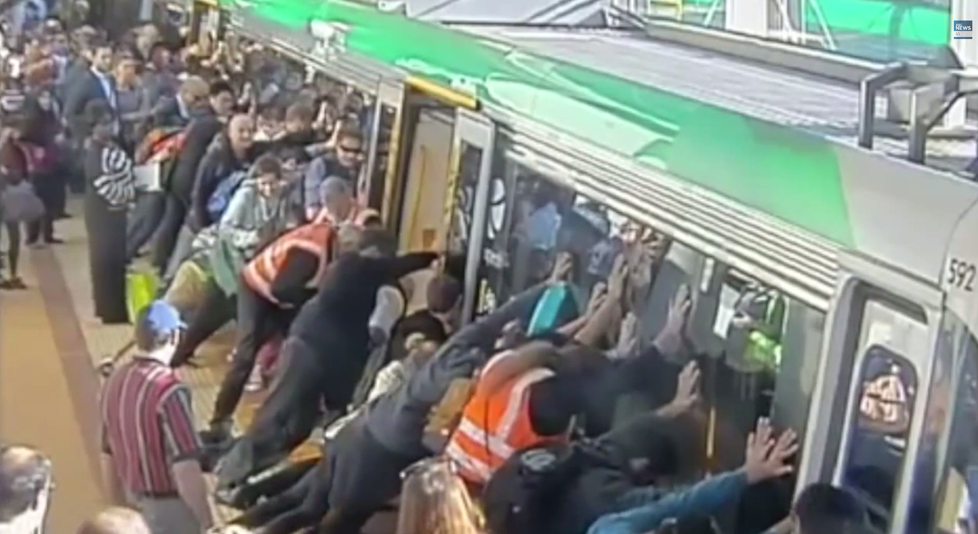 Πριν από λίγο: Κόλλησε το πόδι του στο κενό της αποβάθρας και οι συνεπιβάτες του σήκωσαν το τρένο! (video)