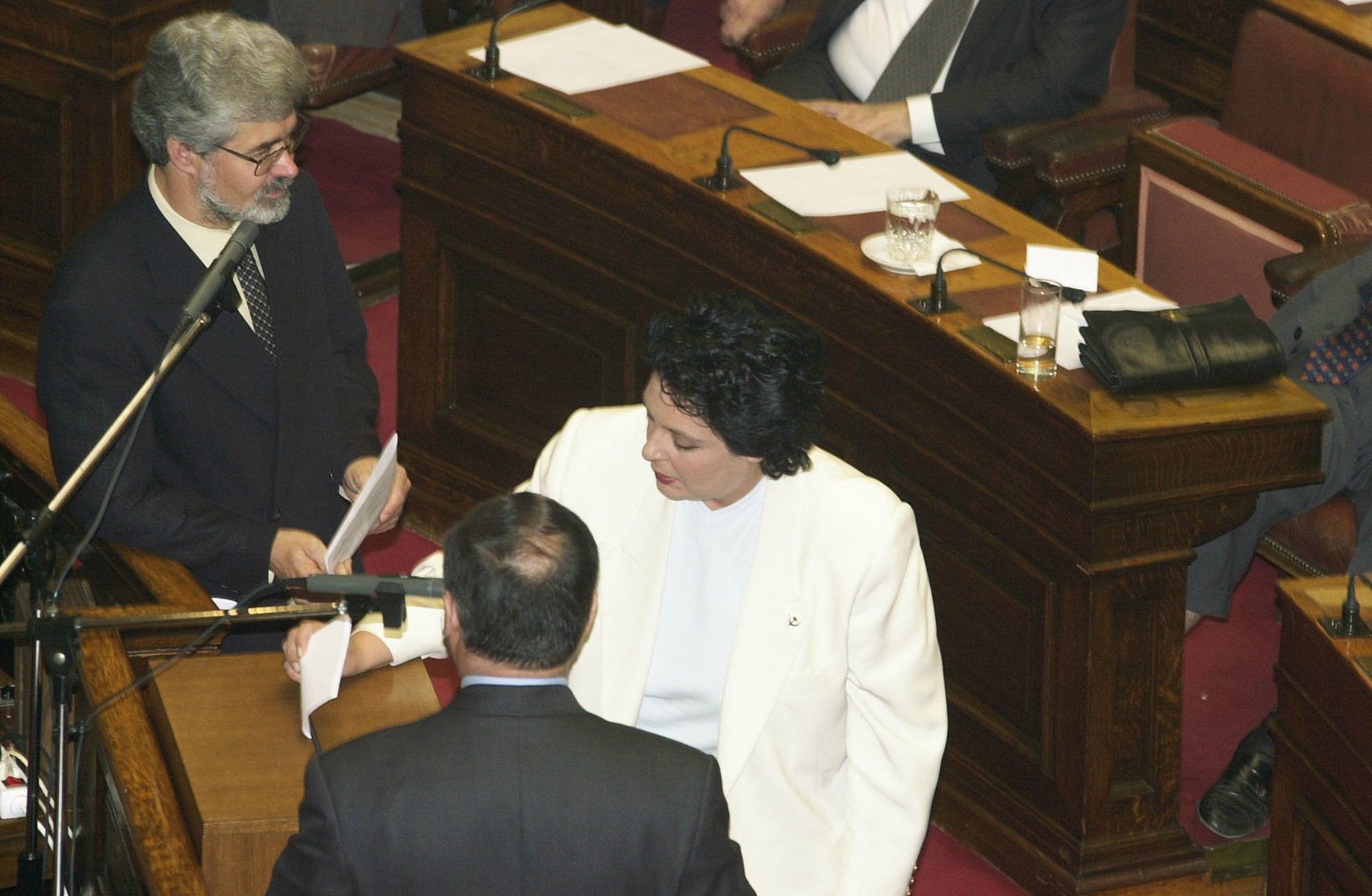 Βουλή των Ελλήνων: Εκεί όπου και οι βουλευτίνες λένε «παρών»…