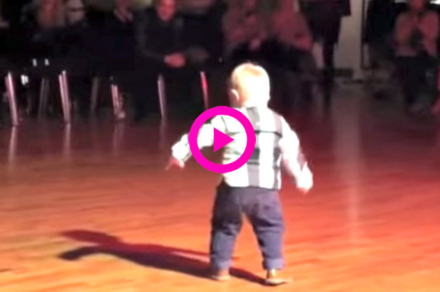 Απίστευτος δίχρονος σέρνει το χορό σε γλέντι! (video)