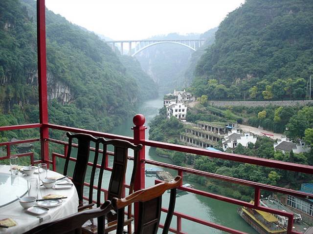 Fangweng: Το εστιατόριο που “κρέμεται” πάνω από το ποτάμι