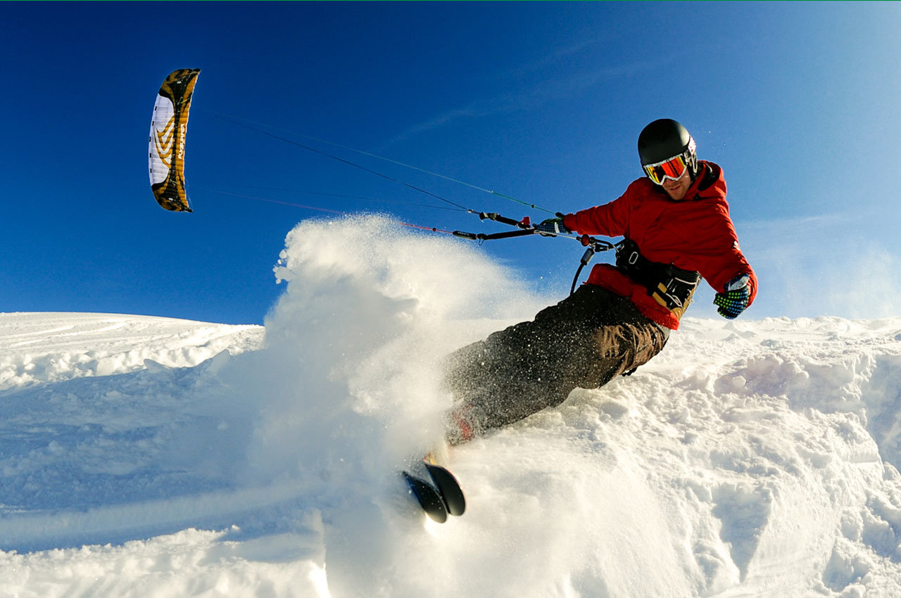 Οι kitesurfers του βουνού κάνουν σκι ανεβαίνοντας!