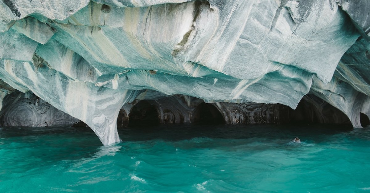 Στη Χιλή η θάλασσα περνάει μέσα από μαρμάρινες σπηλιές!