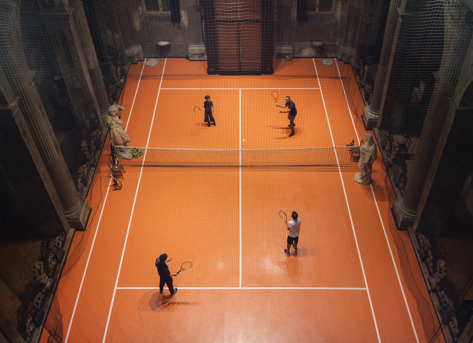 Βάλανε γήπεδο τένις ΜΕΣΑ σε ναό του 16ου αιώνα.