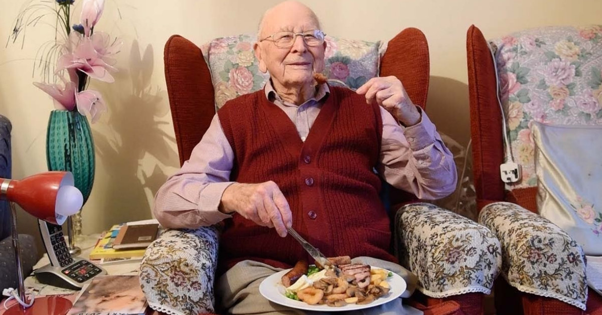 Αυτός ο αιωνόβιος παππούλης τρώει για πρωϊνό λουκάνικα και για βράδυ μπριζόλες
