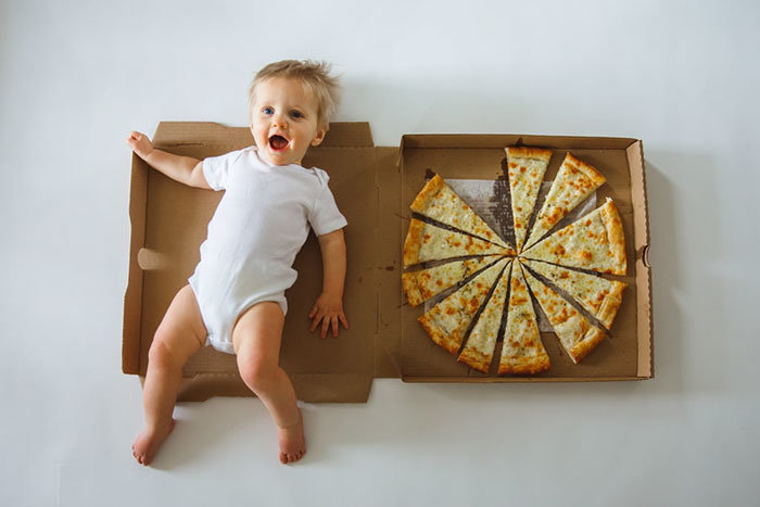 Μάνα βγάζει φωτογραφίες κάθε μήνα του μωρού της, και τις σημαδεύει με… πίτσα!