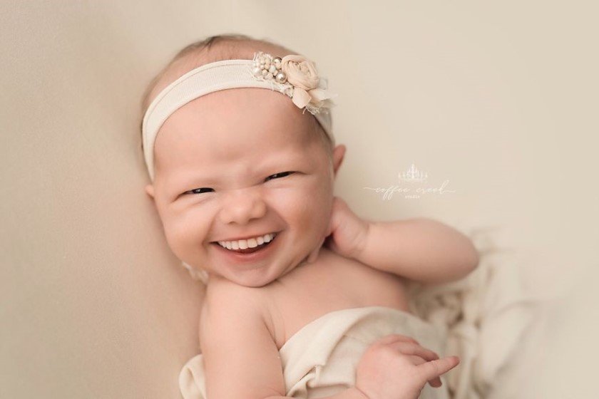 Έβαλε χαμόγελα σε φωτογραφίες μωρών γιατί έτσι!