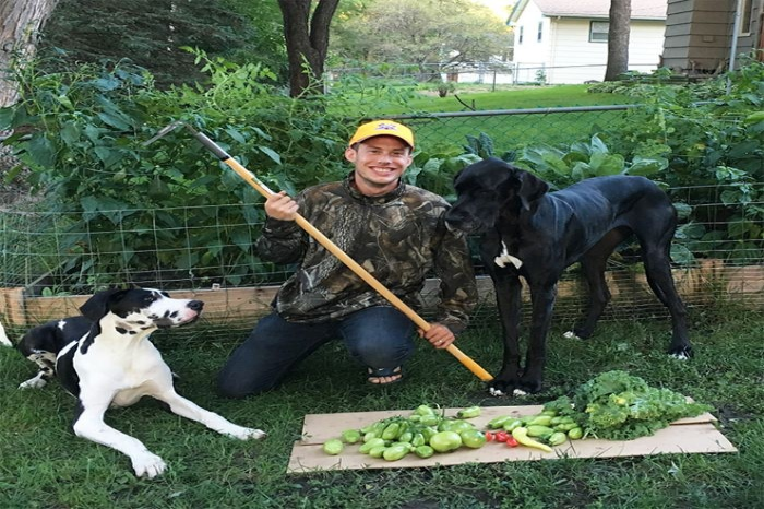Vegan κυνηγοί σκοτώνουν ανυποψίαστα ραπανάκια και ποζάρουν μπροστά τους