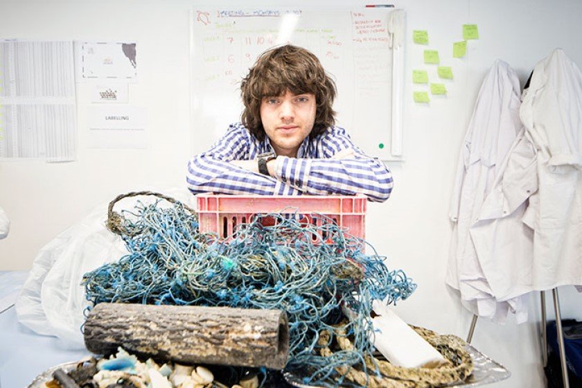 25χρονος Ολλανδός έφτιαξε ηλιακά πλοία ποταμό-καθαριστές και την έφερε στην μόλυνση μπαμπέσικα