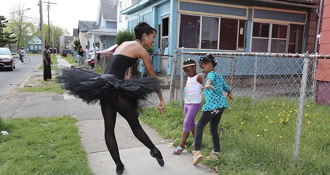 Θεάρα μαύρη χορεύτρια “μαθαίνει μπαλέτο” σε φτωχογειτονιές κι εμείς έχουμε ξεκινήσει ήδη τις πιρουέτες!
