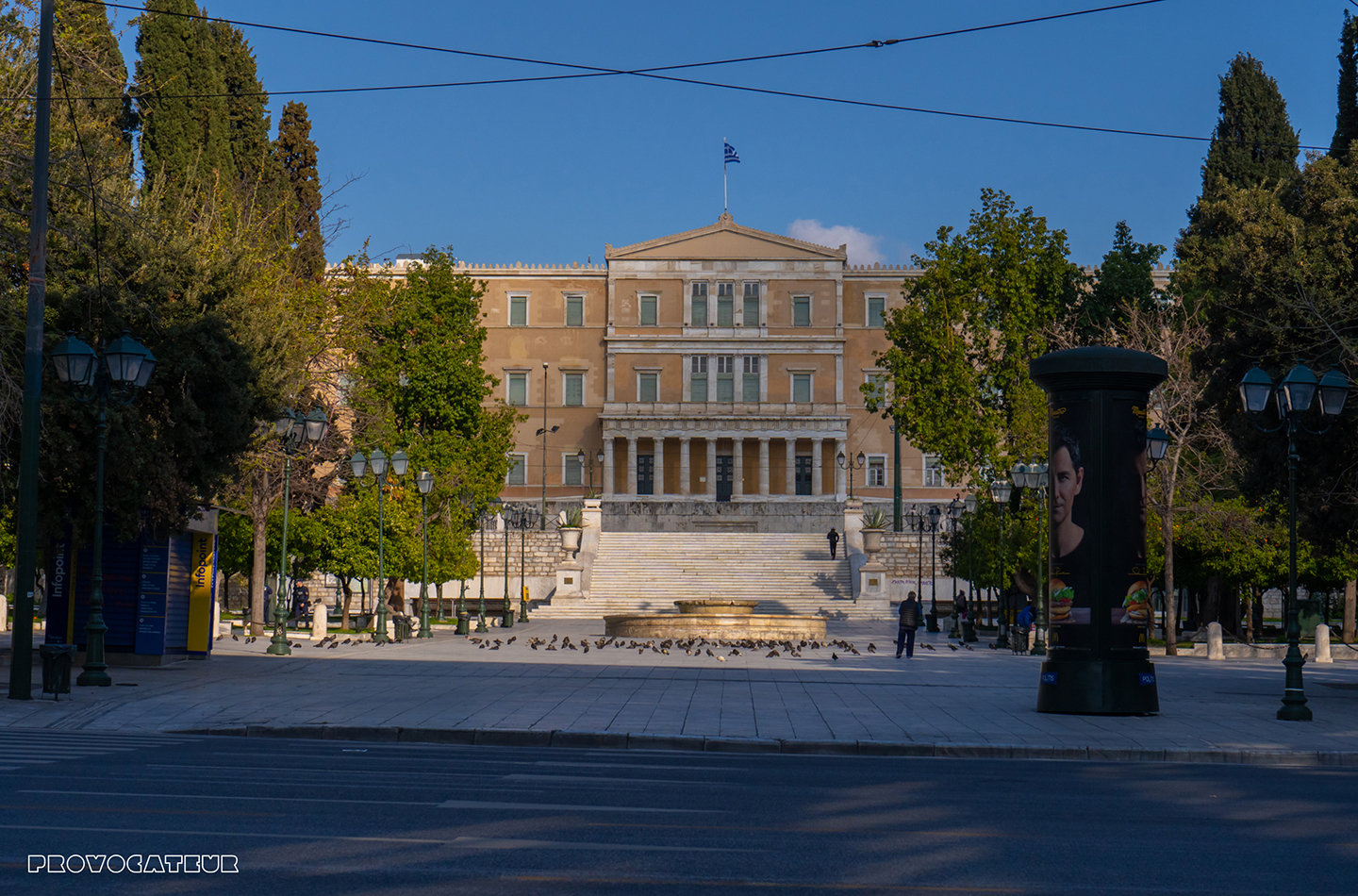 Φωτογραφίζοντας την έρημη Αθήνα συναντήσαμε σε μια γωνία την ελπίδα!