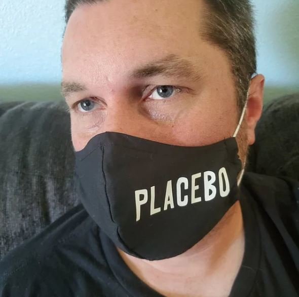Πολέμιοι των μασκών φτιάχνουν μάσκες με ηλίθια μηνύματα