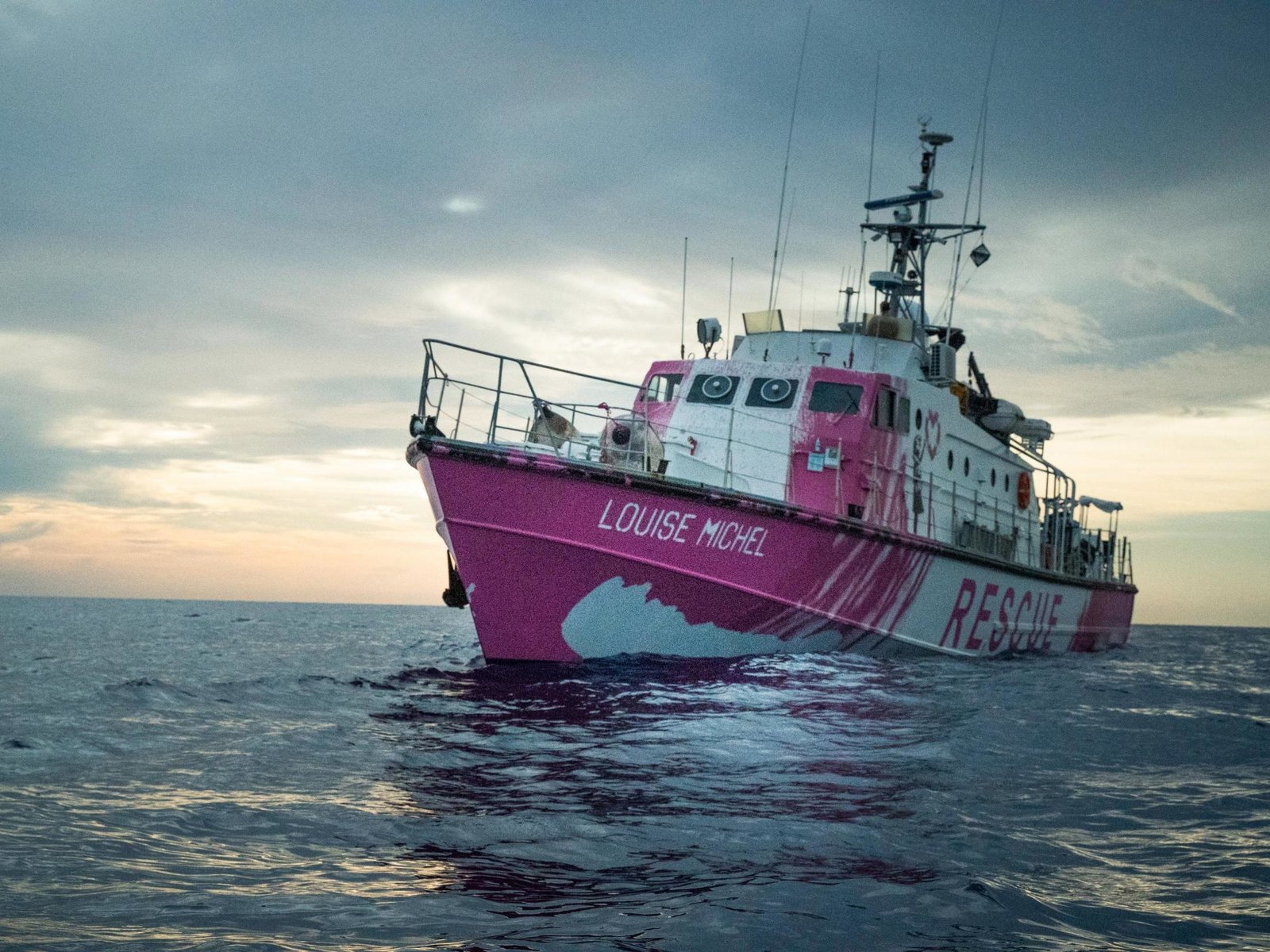 O Banksy μαζί με την καπετάνισσα Pia Klemp σώζουν ανθρώπους στη Μεσόγειο